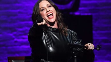 Alanis Morissette Brings Her Drummer’s Daughter Onstage to Sing ‘Ironic’ at New York Concert