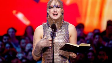 Why did Chappell Roan curse at a photographer at the VMAs?