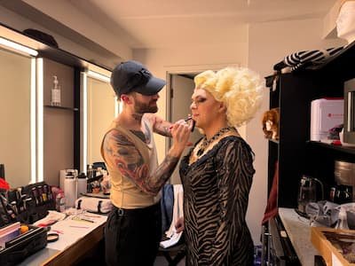 «Beaucoup de paillettes, beaucoup de costumes»: en coulisses de La Cage aux folles avec Alex Perron