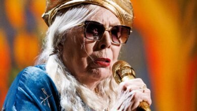 Joni Mitchell Covers Elton John, Says “Fuck Donald Trump” at Hollywood Bowl Performance: Watch │ Exclaim!